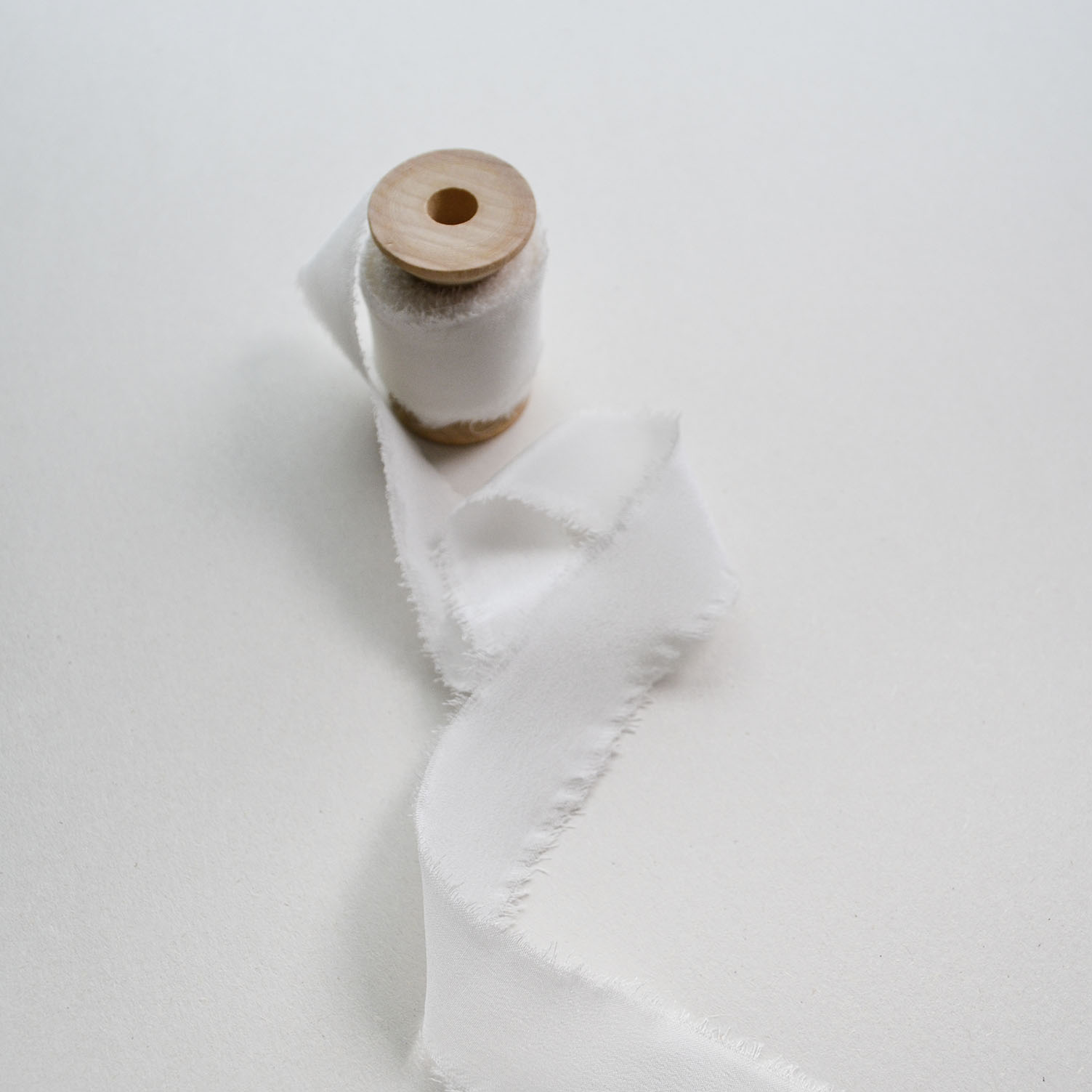 Silk White Ribbons Silk Ribbon Frayed Edges 25 mm | White – Blecktorn Design